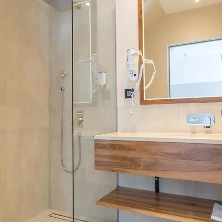Hotel Emilia Lux 4*